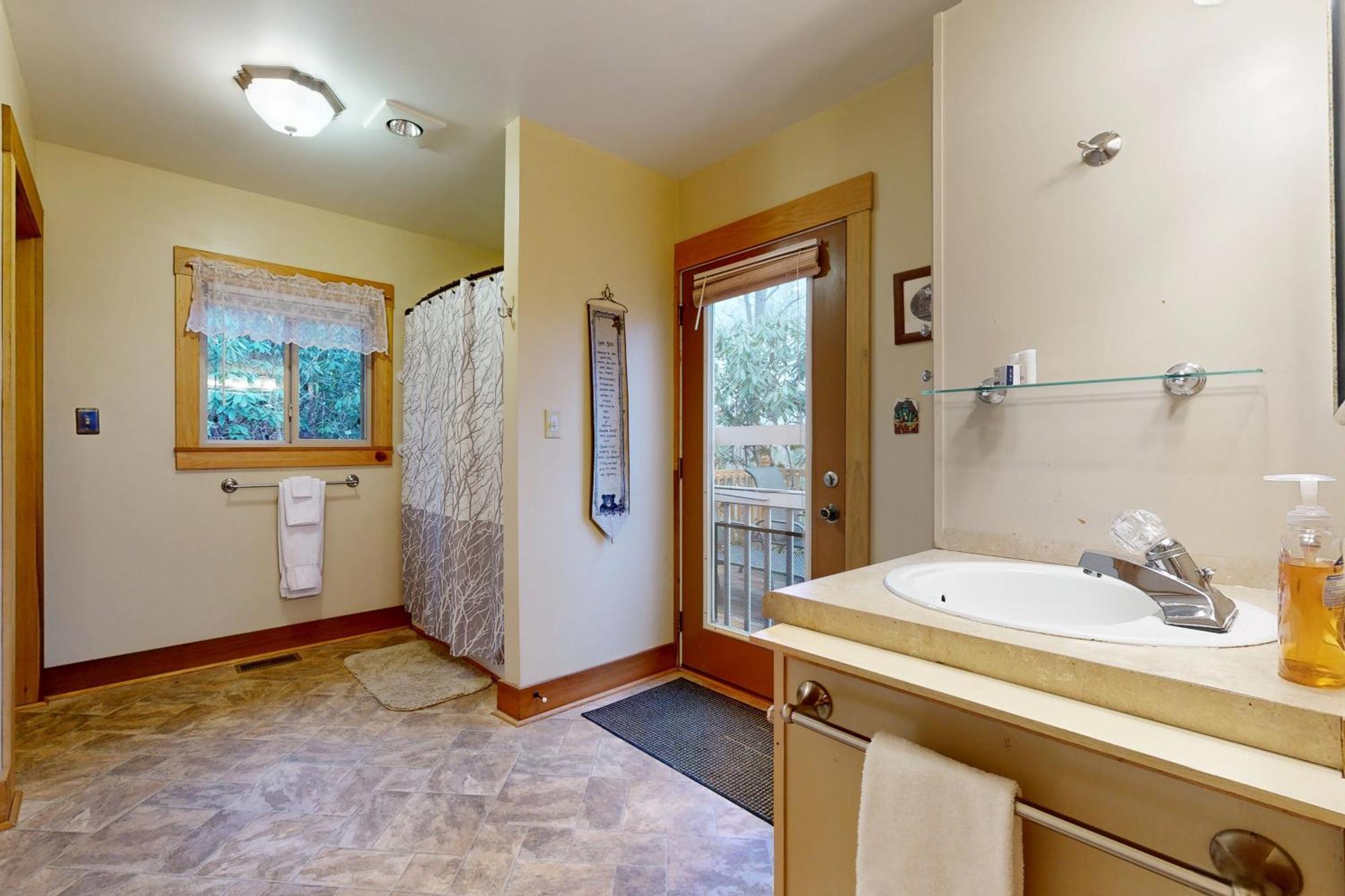 2 Bed 2 Bath Vacation Home In Whittier V 외부 사진